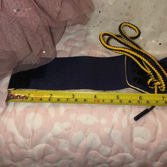 π
ππ
β’ π·π FENTY ππ·β’ β¦ Neckline Vibes - Picture 5 of 8